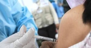 Sin refuerzos, las vacunas pierden efectividad con el tiempo