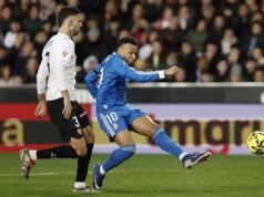 Real Madrid sobrevive en Valencia