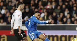 Real Madrid sobrevive en Valencia