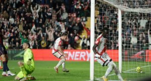 El Levante se deja dos puntos de oro en Vallecas ante un Rayo con diez