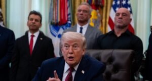 Trump retoma las negociaciones, pero amenaza con hacer “volar Irán por los aires” si no acepta su plan