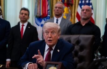 Trump retoma las negociaciones, pero amenaza con hacer “volar Irán por los aires” si no acepta su plan