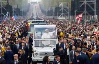 León XIV triunfa en París con una misa multitudinaria ante 800.000 personas
