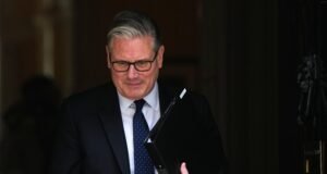 Starmer elude su responsabilidad y asegura que se le ocultó “deliberadamente” el veto interno al nombramiento de Mandelson