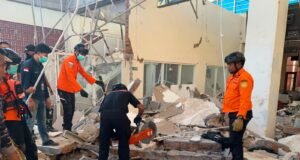 Los equipos de rescate de Indonesia buscan supervivientes tras el terremoto de 7,7 de magnitud