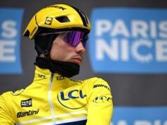 Juan Ayuso abandona la París-Niza cuando marchaba líder tras sufrir una dura caída