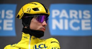 Juan Ayuso abandona la París-Niza cuando marchaba líder tras sufrir una dura caída