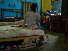 Magos contra la escasez en Cuba: coches a carbón y baños con agua de lluvia