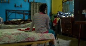 Magos contra la escasez en Cuba: coches a carbón y baños con agua de lluvia