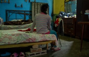 Magos contra la escasez en Cuba: coches a carbón y baños con agua de lluvia