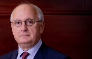 El partido gobernante de Hungría propone al jurista András Baka como nuevo presidente