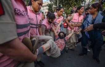Una protesta del movimiento de las “cucarachas” en India acaba con un millar de detenidos en Nueva Delhi