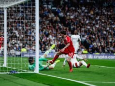 El último show de Mourinho: el entrenador sigue la derrota del Benfica en el Bernabéu desde el autobús del equipo