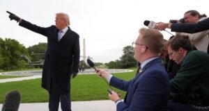 Un juez ordena a Trump levantar la prohibición de acceso a la Casa Blanca a CNN, MS NOW y Politico
