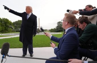 Un juez ordena a Trump levantar la prohibición de acceso a la Casa Blanca a CNN, MS NOW y Politico