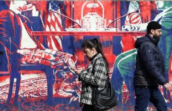 Estados Unidos e Irán se reúnen en Omán en medio de una tensión creciente y separados por un abismo