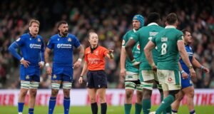 Hollie Davidson, la árbitra que rompe barreras de género en el rugby