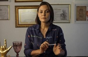 La esposa de Bolsonaro ataca a su hijastro Flávio y se reivindica en la masculinizada política de Brasil