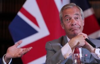 Farage contra el Conde Cubo de Basura: el líder ultra fuerza la elección con más candidatos en la historia del Parlamento británico