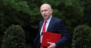 Dimite el ministro de Defensa de Reino Unido, John Healey, por desacuerdos sobre el gasto militar
