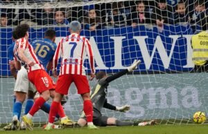 Oblak salva al Atlético y Julián le asegura los tres puntos