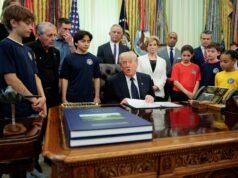 Trump pone en pausa la misión para guiar a buques mercantes en Ormuz