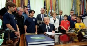 Trump pone en pausa la misión para guiar a buques mercantes en Ormuz
