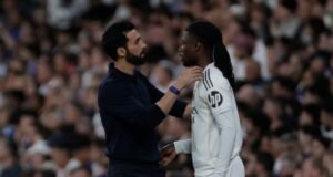 Un Bernabéu rendido vuelve a pitar a Vinicius, culpa a Camavinga y silba a Mbappé
