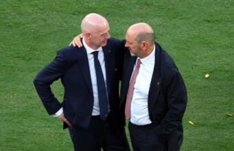Infantino maniobra para ganar apoyos en su momento de máxima debilidad como presidente de la FIFA