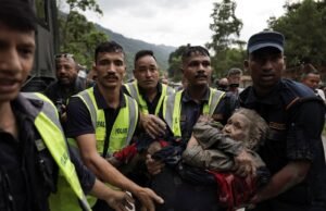 Al menos 98 muertos y cientos de desaparecidos, entre ellos muchos extranjeros, por una fuerte riada y deslizamientos de tierra entre Nepal y Tíbet