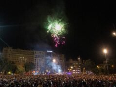 Los aficionados del Barcelona inundan de pasión y tintan de azulgrana Plaça Catalunya en su celebración del título de Liga