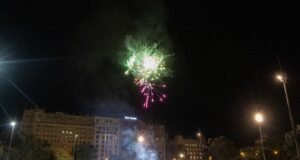Los aficionados del Barcelona inundan de pasión y tintan de azulgrana Plaça Catalunya en su celebración del título de Liga