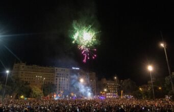 Los aficionados del Barcelona inundan de pasión y tintan de azulgrana Plaça Catalunya en su celebración del título de Liga