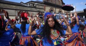 El carnaval de Notting Hill cumple sesenta años y mantiene el espíritu de reivindicación contra el racismo