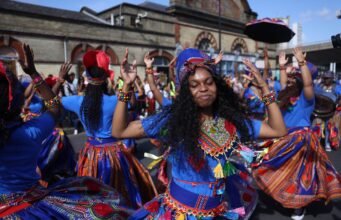 El carnaval de Notting Hill cumple sesenta años y mantiene el espíritu de reivindicación contra el racismo