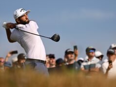 Jon Rahm llama a la puerta en un día de récords y sanciones