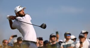 Jon Rahm llama a la puerta en un día de récords y sanciones