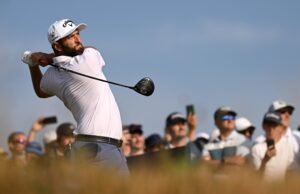 Jon Rahm llama a la puerta en un día de récords y sanciones