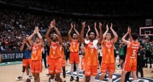Un Valencia inalterable y un Barcelona en alza se disputan la Liga ACB