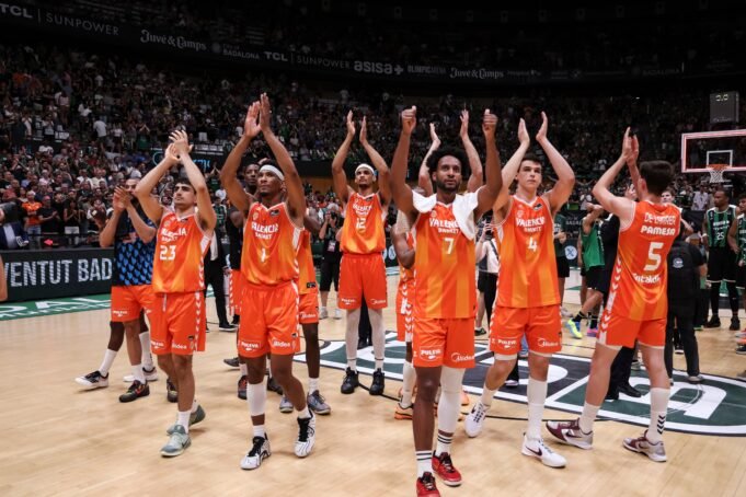 Un Valencia inalterable y un Barcelona en alza se disputan la Liga ACB
