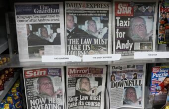 La policía sigue registrando la antigua mansión del expríncipe Andrés mientras crece el debate sobre la monarquía británica