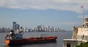 Un buque ruso cargado de combustible navega hacia Cuba pese al bloqueo de Estados Unidos