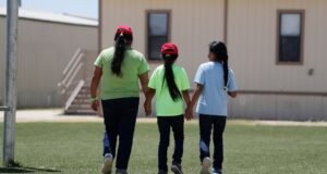 Los horrores del centro familiar del ICE de Dilley, relatados por los niños detenidos: “No nos tratan como humanos”