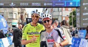 Etapa y ‘maillot’ amarillo para Adam Yates, que, responsable, cumple con su deber en O Gran Camiño