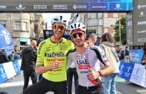 Etapa y ‘maillot’ amarillo para Adam Yates, que, responsable, cumple con su deber en O Gran Camiño