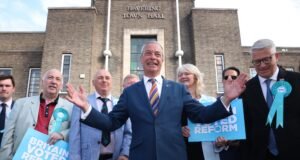 La ultraderecha crece con fuerza y el laborismo se desploma, según los primeros resultados de las municipales en Inglaterra