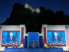 Trump conmemora el 250º aniversario de Estados Unidos en el monte Rushmore, donde aspira a ver su rostro