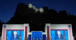 Trump conmemora el 250º aniversario de Estados Unidos en el monte Rushmore, donde aspira a ver su rostro