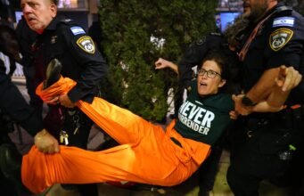 La policía arresta a 17 personas en la mayor manifestación en Israel contra la guerra de Irán