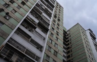 La vida se reconstruye a pedazos en los edificios verdes de la colonia caraqueña El Paraíso
